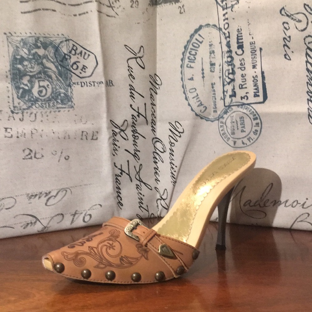 Jessica Bennett laser designed slip on